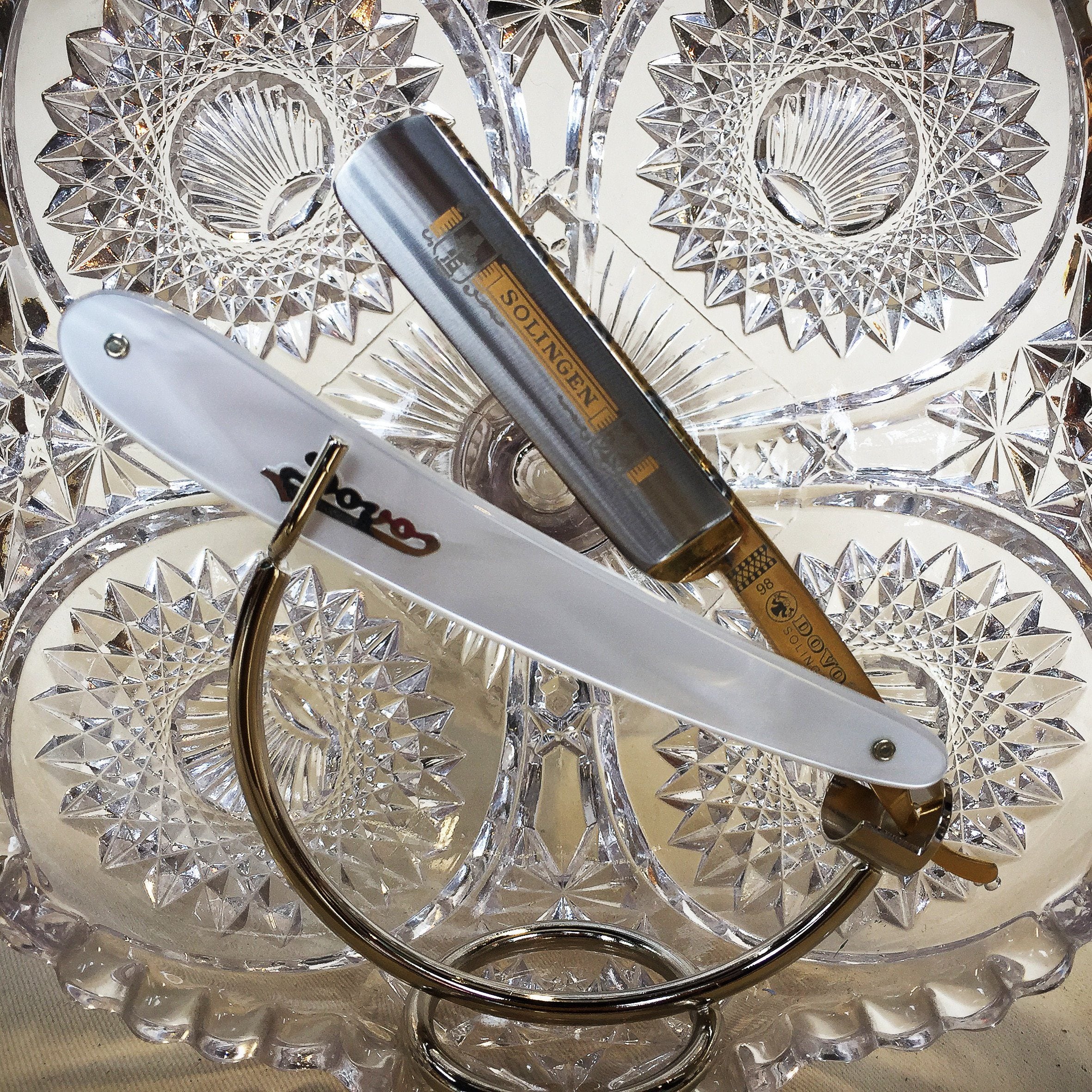 Dovo Pearl Straight Razor, Imitation Pearl Handle, 5/8" - Image 3
